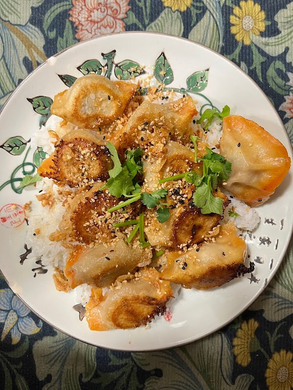 Raviolis grillés à la base croustillante, servis sur riz