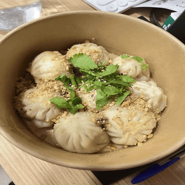 Raviolis pochés parsemés de coriandre et de sésame